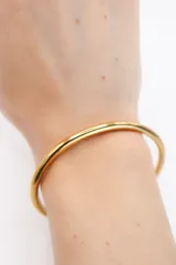 Pulsera rígida dorada de acero quirúrgico con recubrimiento PVD.