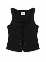 Top estilo corset de color negro, con escote cuadrado y cierre frontal mediante cordones entrelazados en ojales metálicos.