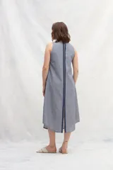 Vestido midi color beige de lino, sin mangas y con escote redondo.