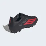 Championes de fútbol Adidas F50 Club, color negro con detalles en rojo. Presentan exterior Fiberskin con líneas 3D, lengüeta sintética perforada y suela diseñada para terreno firme y artificial.