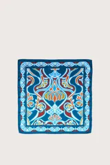 Pañuelo cuadrado de diseño botánico concéntrico con motivos paisley y ornamentales en tonos azul, terracota, blanco y mostaza.