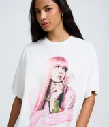 Remera de algodón con corte boxy, cuello redondo y mangas cortas. Presenta una estampa frontal de la cantante Lisa con tonos rosados.