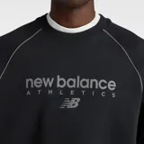 Buzo de cuello redondo New Balance, confeccionado en tejido polar cepillado. Presenta mangas raglán con ribetes en contraste, puños y dobladillo acanalados, y gráfico de la marca estampado en el frente.