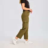 Pantalón cargo color verde oliva, de corte recto, con bolsillos laterales con solapa y cierre con cremallera y botón.
