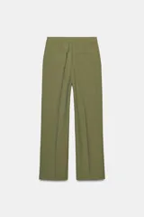 Pantalón de tiro alto color verde oliva, de corte recto y pierna ancha, con pinzas frontales y bolsillos laterales.