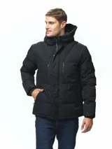 Campera acolchada de invierno con capucha ajustable, cierre frontal con solapa de botones, bolsillos laterales y en el pecho con cierre, y tejido interior térmico.