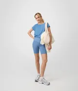 Bermuda deportiva de poliamida color celeste, de tiro alto con cintura ancha y ajuste ceñido al cuerpo.