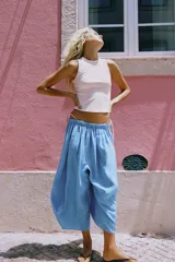 Top musculosa de punto acanalado color blanco, con cuello redondo.