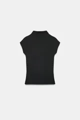 Camiseta de corte slim fit, color negro, con cuello subido y manga corta.