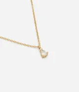Collar corto de cadena fina con dije colgante en forma de gota con piedra de zirconia engarzada.