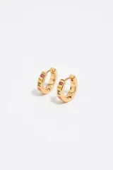 Aros tipo argolla pequeños de metal dorado con detalles esmaltados de colores formando letras, y cierre de gancho.