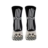 Medias deportivas blancas con detalles en negro, con tecnología antideslizante en la planta del pie y logo de la marca en el tobillo.