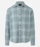 Camisa de franela celeste con estampado de cuadros blancos, cuello solapa, mangas largas y abotonado delantero.