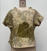 Vestido largo con estampado de hojas en tonos verdes y marrones.