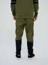 Pantalón jogger deportivo Umbro para hombre, de color negro, corte ajustado, con bolsillos laterales y cintura elástica con cordón ajustable.