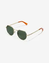 Lentes de sol con marco metálico dorado de forma octogonal, cristales polarizados en color verde oscuro y patillas con terminales en color naranja.