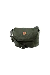 Bolso bandolera Fjallraven modelo Greenland, color verde oscuro, con correa ajustable, solapa con cierre de hebilla y logo de la marca en cuero.