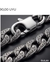 Pulsera de acero con eslabones tipo cubanos, con acabado empavonado que resalta los detalles grabados en cada eslabón.