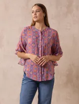 Blusa de gasa estampada marca Ruby Rd, con cuello a la base, abertura central con botones y manga amplia con volados.