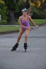 Traje de baño enterizo color violeta, con diseño de corte cut-out en la cintura y textura acanalada.