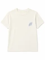 Remera blanca con estampado frontal de la leyenda "OUT OF OFFICE", un sol amarillo y ondas rosadas, acompañada por el texto "slow living by the sea".