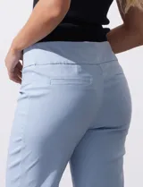 Pantalón capri celeste de gabardina elastizada, marca Zac & Reachel. Pretina ancha elastizada y bolsillos simulados en la parte delantera y trasera.