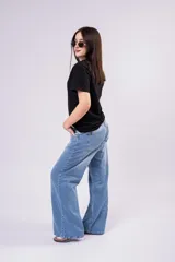 Pantalón de jean tiro bajo con corte wide leg y lavado celeste vintage. Presenta un diseño de pernera ancha y recta, con cierre de botón y cremallera, y bolsillos laterales y traseros.