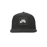 Gorra tipo snapback de Nike SB, color negro, con parche frontal rectangular que incluye el logo de la marca y la inscripción 'Proprietary Technology'.
