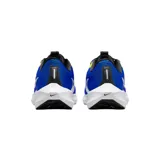 Championes de running Nike Pegasus 40, color negro con detalles en blanco. Presentan una parte superior de malla técnica transpirable, entresuela con tecnología Air Zoom para mayor amortiguación y suela de goma con tracción optimizada.