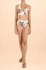 Bombacha de bikini de tiro alto con diseño fruncido en los laterales y estampado botánico multicolor sobre fondo blanco.