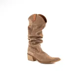 Bota texana alta de cuero negro, con caña de gamuza, taco cuadrado y puntera fina con sutiles pespuntes decorativos.