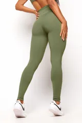 Calza deportiva de talle alto color beige, confeccionada en poliamida con diseño ajustado que se adapta a la silueta.