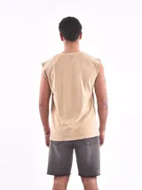 Musculosa celeste con cuello redondo y sisa amplia. Estampado frontal con la palabra 'Broken' en tipografía gótica.