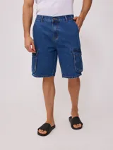 Bermuda de jean azul con bolsillos cargo laterales y corte a la rodilla.