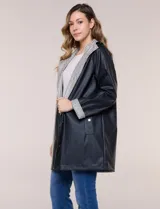 Pilot engomado impermeable color azul, de corte recto estilo trench con acabado resistente al agua. Cuenta con capucha integrada, cierre frontal con broches a presión, bolsillos laterales con ojal y forro interior de tela estampada a cuadros visible en la solapa y los puños.