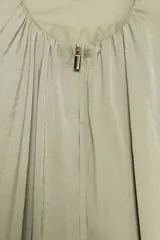 Cazadora bomber fluida de color verde, con cuello redondo, manga larga abullonada, bolsillos frontales y cierre de cremallera metálica.