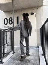 Buzo deportivo gris nevado con costuras externas y tela elastizada.