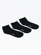 Pack de tres pares de medias cortas color lila, con borde superior con detalle de volados y logo de la marca estampado.