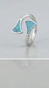 Anillo abierto de plata 925 con diseño geométrico triangular y detalles en piedra turquesa con vetas oscuras.