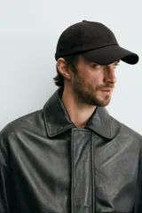 Gorra de seis paneles confeccionada en tejido de algodón con ajuste posterior.