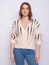 Cardigan de tejido de punto color beige con rayas verticales negras, escote en V y cierre frontal de botones.