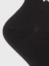 Medias cortas de color negro con borde superior con detalle de volados y logo de la marca bordado en la puntera.