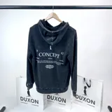 Canguro negro oversize con efecto lavado y estampado en la espalda con la palabra "Concept" y otros textos en blanco.