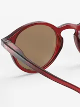 Lentes de sol Izipizi Junior color rojo con lentes marrones redondas.