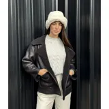 Campera tipo gamulán de color negro, con solapas amplias, forro interno de corderito y dos bolsillos frontales. Diseño de corte clásico con cierre frontal.