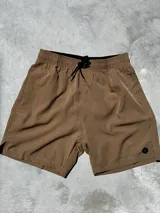 Short de baño color marrón con cintura elástica ajustable con cordón negro.