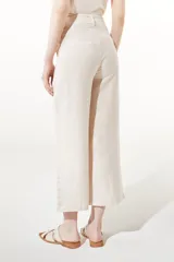 Pantalón de lino color beige, de corte amplio y cintura alta.