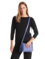 Cartera tipo bandolera Tahari color azul, con diseño estructurado y cierre metálico superior. Incluye una correa larga regulable y un mini monedero independiente enganchado a la misma. Presenta logo metálico frontal y herrajes plateados.