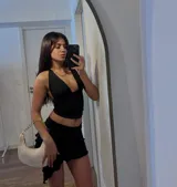 Cartera tipo baguette color crudo, con correa de cadena dorada.