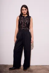 Pantalón negro de corte amplio, con cintura elástica y textura arrugada.